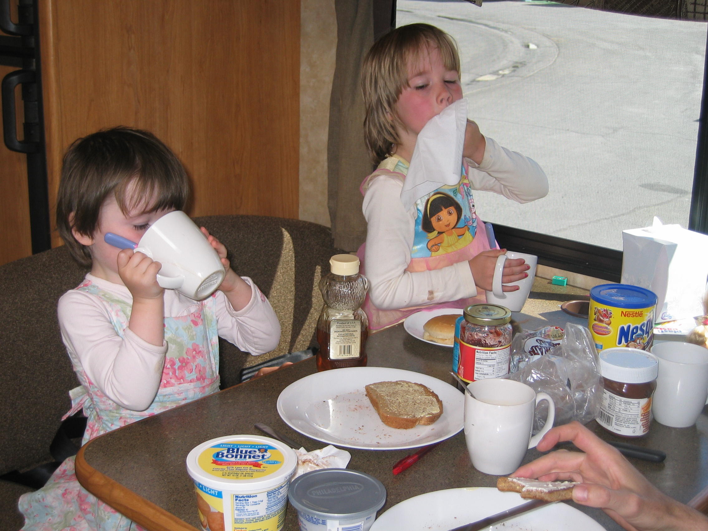 dametjes-aan-tafel.jpg